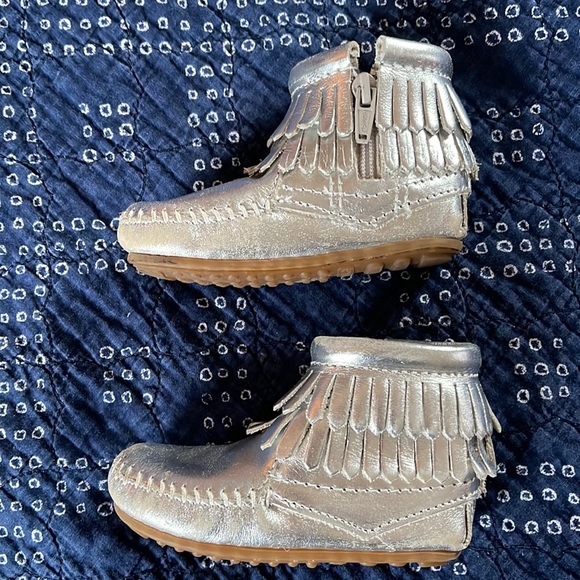 Minnetonka Moccasins Silver Leather Ankle Booties Fringe Zip - Picture 4 of 11